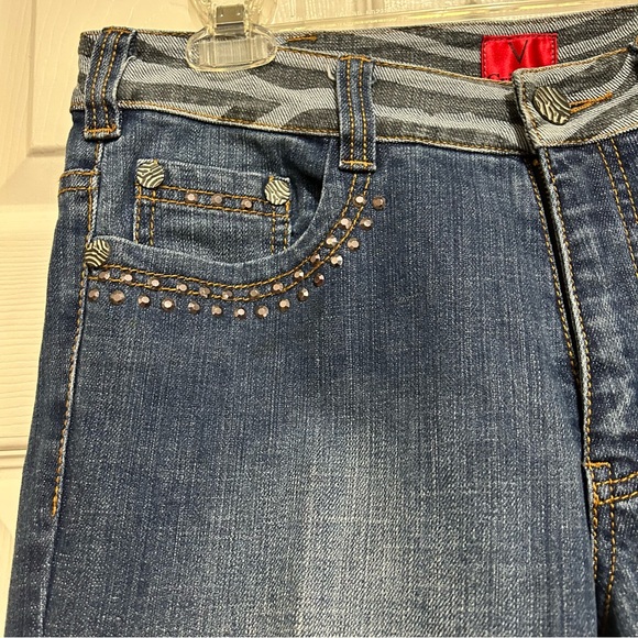 V Christina Fancy Denim Capris - Picture 4 of 8
